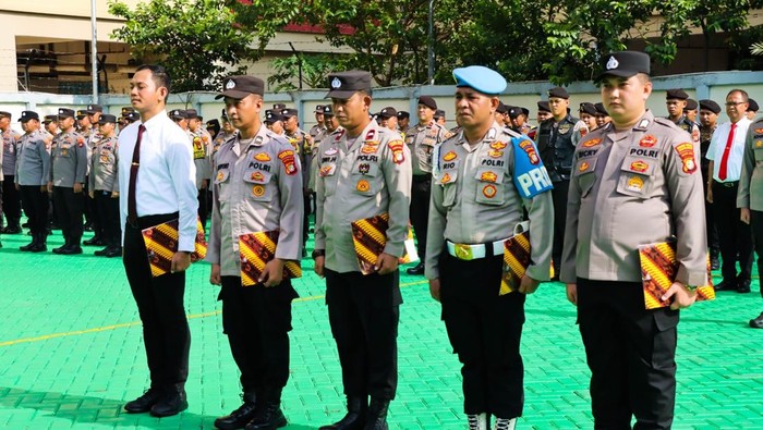 Polres Metro Jakarta Barat memberikan penghargaan kepada 21 anggotanya yang berprestasi.