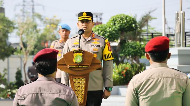 Polres Metro Jakarta Barat memberikan penghargaan kepada 21 anggotanya yang berprestasi.