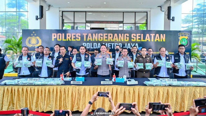 Polres Tangsel membongkar mobil berisi sabu senilai Rpp 80 miliar di sebuah parkiran di mal kawasan Kota Bekasi.