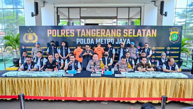 Polres Tangsel membongkar mobil berisi sabu senilai Rpp 80 miliar di sebuah parkiran di mal kawasan Kota Bekasi.