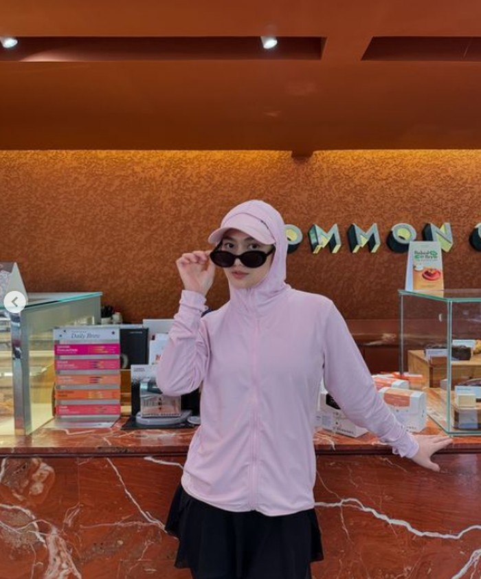 Pose Keren Melody Laksani Eks JKT48 Saat Kulineran dan Menanam Sayuran Pose Keren Melody Laksani Eks JKT48 Saat Kulineran dan Menanam Sayuran
