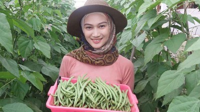 Pose Keren Melody Laksani Eks JKT48 Saat Kulineran dan Menanam Sayuran