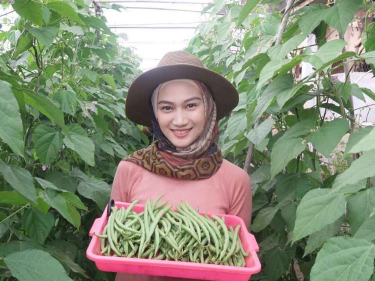 Pose Keren Melody Laksani Eks JKT48 Saat Kulineran dan Menanam Sayuran