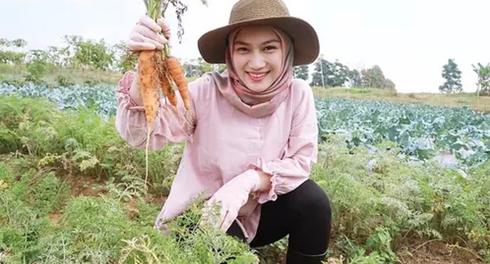 Pose Keren Melody Laksani Eks JKT48 Saat Kulineran dan Menanam Sayuran