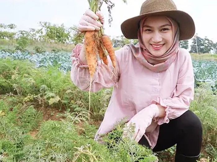 Pose Keren Melody Laksani Eks JKT48 Saat Kulineran dan Menanam Sayuran