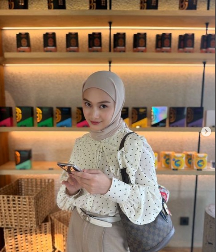 Pose Keren Melody Laksani Eks JKT48 Saat Kulineran danΒ Menanam Sayuran Pose Keren Melody Laksani Eks JKT48 Saat Kulineran danΒ Menanam Sayuran