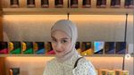 Pose Keren Melody Laksani Eks JKT48 Saat Kulineran dan Menanam Sayuran