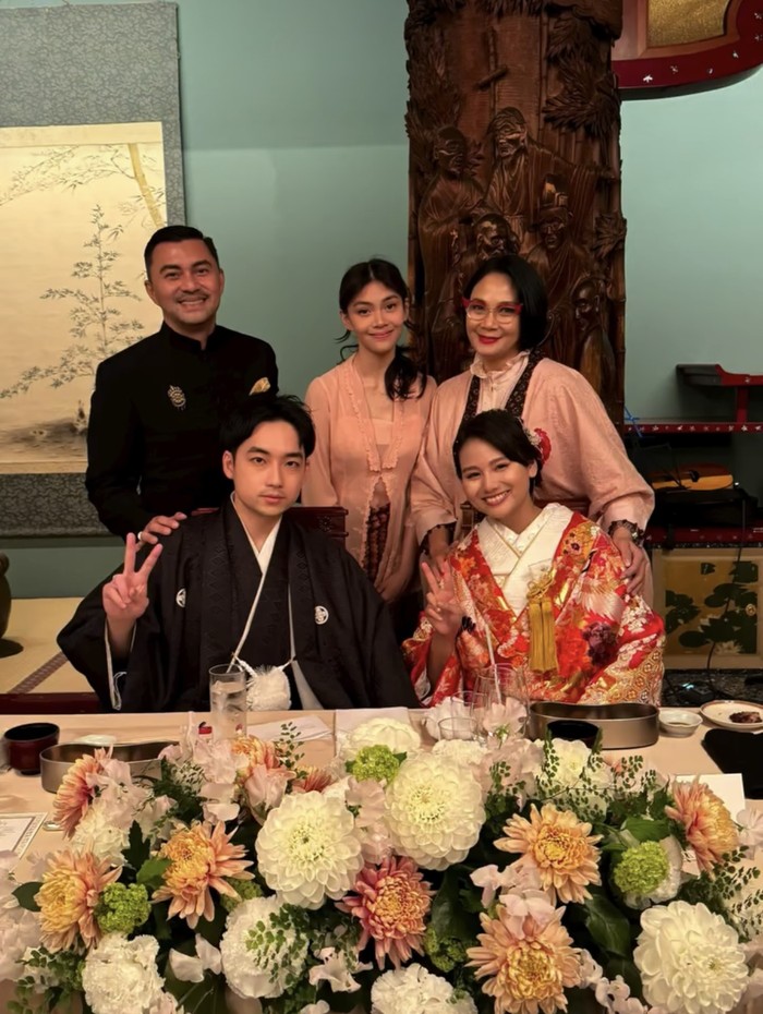 Potret Hangat Anjasmara Saat Makan Bareng Keluarga dan Teman Potret Hangat Anjasmara Saat Makan Bareng Keluarga dan Teman