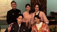 Pemeran ‘Si Cecep’ ini memang dekat dengan keluarga. Ia juga senang menunjukkan momen kebersamaan dengan keluarganya, termasuk saat makan. Foto: Instagram @anjasmara
