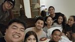 Potret Hangat Anjasmara Saat Makan Bareng Keluarga dan Teman