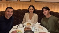 Momen kebersamaan ditunjukkan oleh instruktur yoga itu ketika makan malam bersama istri dan anak laki-lakinya. Mereka tampak makan di restoran mewah, menikmati hidangan steak lezat. Foto: Instagram @anjasmara