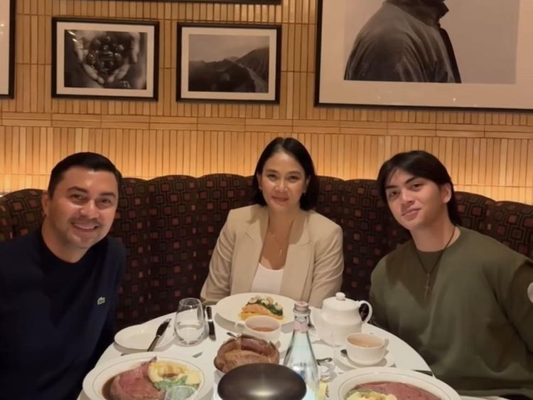 Potret Hangat Anjasmara Saat Makan Bareng Keluarga dan Teman