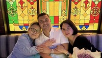 Selain bersama istri, pemain sinetron ini juga dekat dengan ibunya. Salah satu momen kebersamaanya terlihat ketika Anjasmara berpose dengan istri dan ibunya dengan kue buket bunga di meja. Foto: Instagram @anjasmara