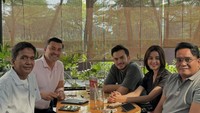 Selain bersama keluarga, pria kelahiran Blitar ini beberapa kali menunjukkan momen makan lain bersama teman dan rekan kerjanya. Foto: Instagram @anjasmara