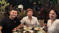 Bersama sang istri, kakek yang sudah punya dua cucu ini terlihat menikmati makan malam dengan rekannya di restoran bernuansa remang sambil menikmati hidangan mirip seperti mie. Foto: Instagram @anjasmara