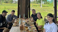 Ketika di Jogjakarta, suami Dian Nitami itu juga terlihat menghabiskan waktu bersama rekan-rekannya. Menikmati makan siang dengan menu nasi komplet di restoran pemandangan sawah. Foto: Instagram @anjasmara