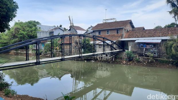 Potret jembatan yang dibangun warga Jepara usai akses jalannya ditutup tetangga, Selasa (19/11/2024).