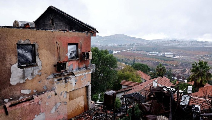 Potret Kerusakan di Metula Israel Akibat Serangan Hizbullah Liat Cohen-Raviv, 50, who was evacuated from Metula after it became the site of heavy rocket barrages from Lebanon, amid cross-border hostilities between Hezbollah and Israel, looks out from the balcony of a house in Metula, northern Israel, November 18, 2024. REUTERS/Thomas Peter EDITOR'S NOTE: REUTERS WAS GIVEN ACCESS TO ((METULA)) BY THE ISRAELI MILITARY. REUTERS PHOTOGRAPHS WERE REVIEWED BY THE IDF AS PART OF THE CONDITIONS OF THE EMBED. NO PHOTOS WERE REMOVED. TPX IMAGES OF THE DAY