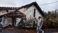 Liat Cohen-Raviv (50) dievakuasi dari Metula di Israel utara.  