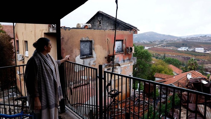 Liat Cohen-Raviv, 50, who was evacuated from Metula after it became the site of heavy rocket barrages from Lebanon, amid cross-border hostilities between Hezbollah and Israel, looks out from the balcony of a house in Metula, northern Israel, November 18, 2024. REUTERS/Thomas Peter   EDITOR'S NOTE: REUTERS WAS GIVEN ACCESS TO ((METULA)) BY THE ISRAELI MILITARY. REUTERS PHOTOGRAPHS WERE REVIEWED BY THE IDF AS PART OF THE CONDITIONS OF THE EMBED. NO PHOTOS WERE REMOVED.     TPX IMAGES OF THE DAY