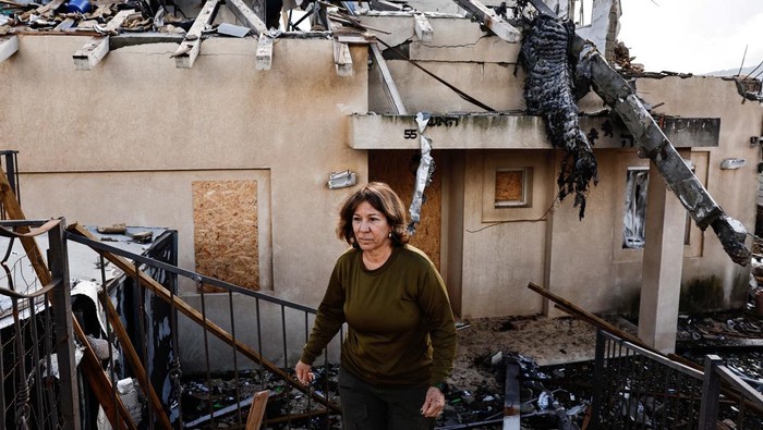 Potret Kerusakan di Metula Israel Akibat Serangan Hizbullah Liat Cohen-Raviv, 50, who was evacuated from Metula after it became the site of heavy rocket barrages from Lebanon, amid cross-border hostilities between Hezbollah and Israel, looks out from the balcony of a house in Metula, northern Israel, November 18, 2024. REUTERS/Thomas Peter EDITOR'S NOTE: REUTERS WAS GIVEN ACCESS TO ((METULA)) BY THE ISRAELI MILITARY. REUTERS PHOTOGRAPHS WERE REVIEWED BY THE IDF AS PART OF THE CONDITIONS OF THE EMBED. NO PHOTOS WERE REMOVED. TPX IMAGES OF THE DAY