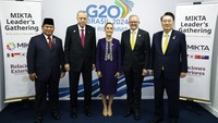Pertemuan MIKTA di KTT G20 Brasil menegaskan kembali peran forum ini sebagai wadah konsultasi untuk mendorong kerja sama yang inklusif dan responsif terhadap isu-isu global. Dalam kesempatan tersebut, para pemimpin juga menyoroti pentingnya memperkuat hubungan antarnegara anggota dalam menghadapi tantangan global. Tampak para pemimpin yang hadir adalah Presiden Meksiko Claudia Sheinbaum, Presiden Republik Korea Yoon Suk-yeol, Presiden Turki Recep Tayyip Erdoğan, dan Perdana Menteri Australia Anthony Albanese. (Getty Images/Anadolu)