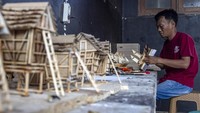Perajin menyelesaikan pembuatan miniatur kapal pinisi berbahan dasar limbah kayu pabrik di Cipta Handycraft Inovation Product (CHIP), Kabupaten Serang, Banten, Selasa (19/11/2024).