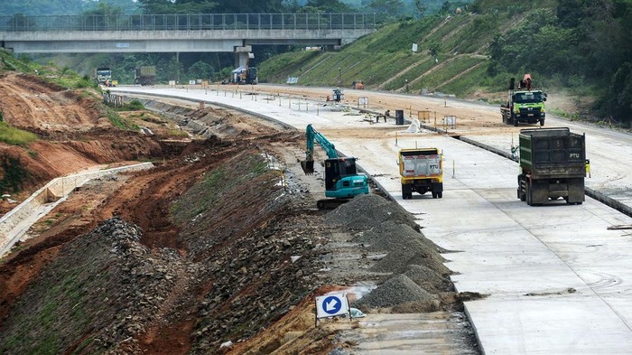 Sejumlah truk melintas di area pembangunan tol Serang-Panimbang seksi II di Lebak, Banten, Selasa (19/11/2024). Pembangunan jalan tol Serang-Panimbang seksi II yakni ruas tol Rangkasbitung-Cileles sepanjang 24,17 kilometer tersebut telah mencapai sekitar 67,16 persen dan ditargetkan selesai pada bulan Maret 2025. ANTARA FOTO/Muhammad Bagus Khoirunas/YU
