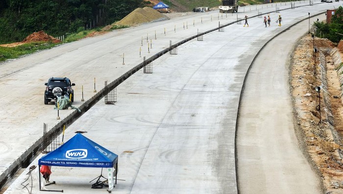 Progres pembangunan tol Serang-Panimbang seksi II Sejumlah truk melintas di area pembangunan tol Serang-Panimbang seksi II di Lebak, Banten, Selasa (19/11/2024). Pembangunan jalan tol Serang-Panimbang seksi II yakni ruas tol Rangkasbitung-Cileles sepanjang 24,17 kilometer tersebut telah mencapai sekitar 67,16 persen dan ditargetkan selesai pada bulan Maret 2025. ANTARA FOTO/Muhammad Bagus Khoirunas/YU