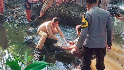 Proses identifikasi lokasi penemuan mayat orok bayi di Praya Tengah. (Istimewa)