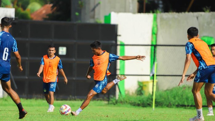 Official training PSIM Jogja jelang menghadapi Persikas Subang di Stadion Persikas, Subang, Selasa (19/11/2024).