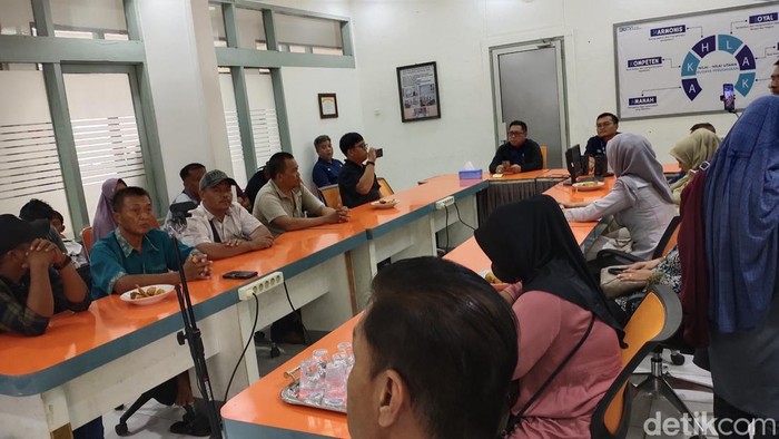 PT Pos dan warga Air Sugihan berdialog terkait uang yang digelapkan oknum.