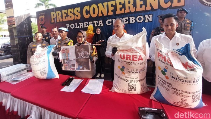 Pupuk subsidi yang diamankan Polresta Cirebon sebagai barang bukti