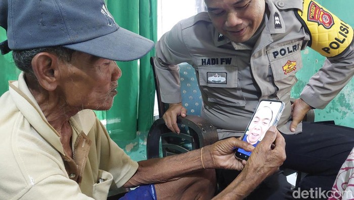 Radi didampingin Aiptu Hadi saat berkomunikasi dengan Yanto