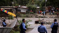 Hujan deras yang disebabkan oleh Badai Tropis Sara telah memutus akses raturan desa di Honduras. (REUTERS/Yoseph Amaya)  