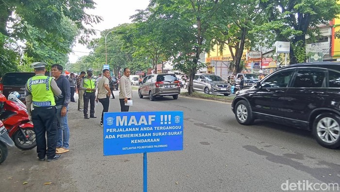 Razia gabungan di depan Kantor PJR, Palembang, Sumsel, pada Selasa (19/11/2024) siang.