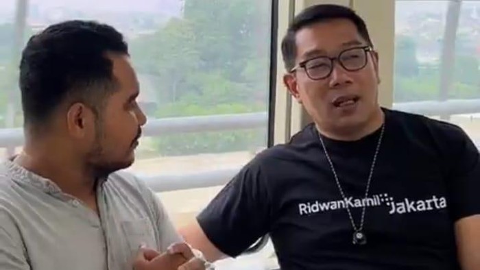 Ridwan Kamil naik LRT Jabodebek