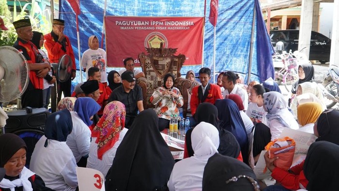 Risma Janji Selesaikan Masalah Pedagang Pasar Masyarakat di Sidoarjo