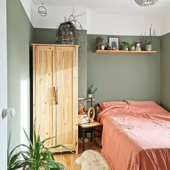 Ruangan cat hijau sage.