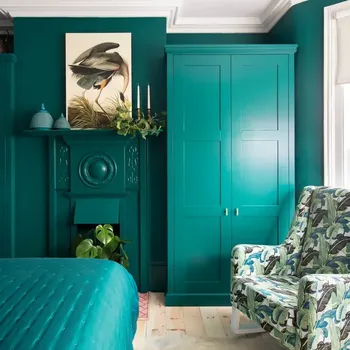 Ruangan warna Rich teals.