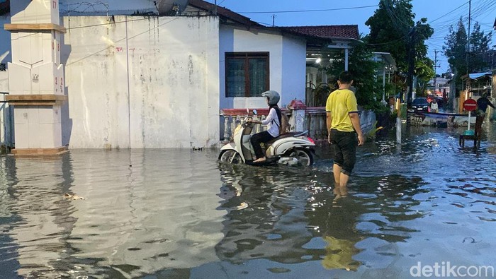 Ruas jalan di Semarang tergenang usai diguyur hujan deras sore ini, Selasa (19/11/2024).