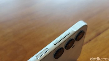 Galaxy A16 5G mengadopsi key island tempat tombol volumen dan power yang menyatu sensor fingerprint. Foto: Adi Fida Rahman/detikINET
