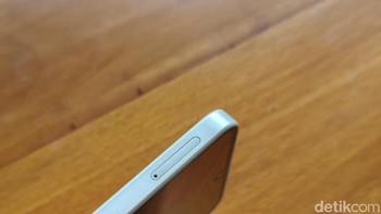 Sisi kiri terdapat slot SIM card hybrid. Foto: Adi Fida Rahman/detikINET