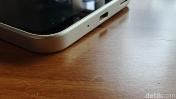 Bagian bawah terdapat port USB-C dan speaker. Foto: Adi Fida Rahman/detikINET