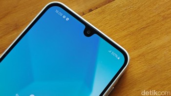 Bagian atas layar masih ada notch tetesan air atau Infinity U yang menjadi tempat kamera selfie 13 MP. Foto: Adi Fida Rahman/detikINET