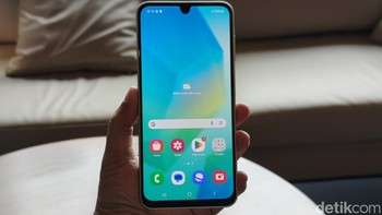 Baterai HP ini berkapasitas 5.000 mAh dengan pengisian cepat 25W. Foto: Adi Fida Rahman/detikINET