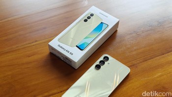 Selain adapter charger, Samsung Galaxy A16 5G memberikan bonus pembelian berupa kuota Axis hingga 125GB dengan masa berlaku selama 6 bulan. Khusus pembelian di NASA dan Erafone mendapatkan voucher PLN Rp 100.000. Foto: Adi Fida Rahman/detikINET
