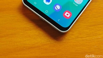 Bagian bawah terdapat bezel tebal, menurut Samsung ini untuk mencegah layar pecah jika HP ini terjatuh. Foto: Adi Fida Rahman/detikINET