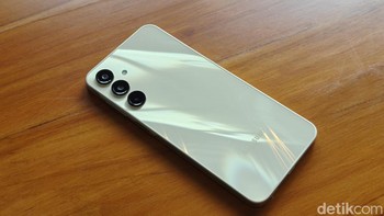 HP ini disokong Dimansity 6300 yang dipadukan RAM 8 GB dan memori internal 256 GB. Foto: Adi Fida Rahman/detikINET