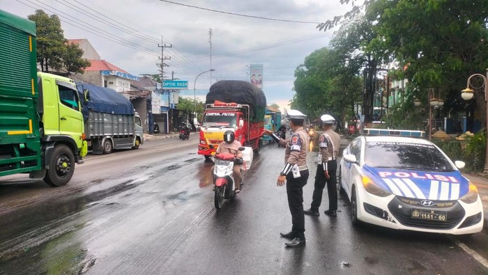 Satlantas Polres Lamongan Tindak Kendaraan Parkir Liar di Jalan Panglima Sudirman